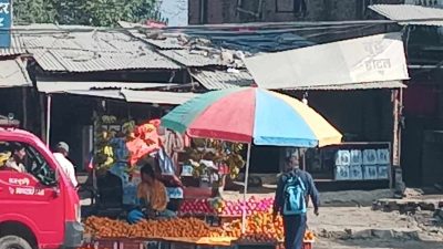 सडक किनारका फुटपात पसल कारण दुर्घटनाको जोखिम