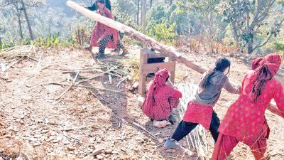 गाउँमा छैनन् कोल घुमाउने युवा