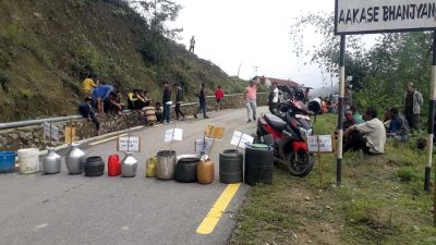 खानेपानी मुहान नदिएको विरोधमा सडक अवरुद्ध