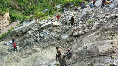 बेनी–जोमसोम सडकः बैसरीको भिरमा पहिरो रोकथाम गर्न ‘रक एङ्करिङ