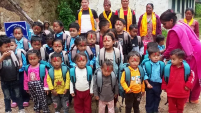 छोराको जन्मदिनमा अविनासले दिए यान्दाका ३० विद्यार्थीलाई झोला