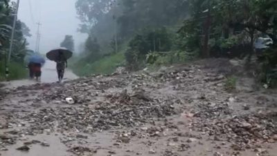 पहिरोले कोशी राजमार्ग अबरुद्ध