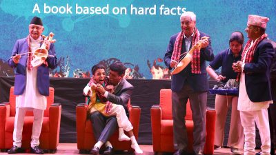 पुस्तक बिमोचनमा सारङ्गी बजाउनुहुदै प्रधानमन्त्री ओली र पुर्वप्रधानमन्त्री देउबा (फोटो समाचार)