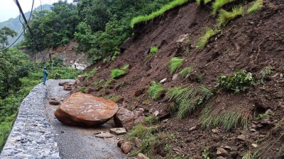 पहिरोले बेनी–दरबाङ सडक अवरुद्ध
