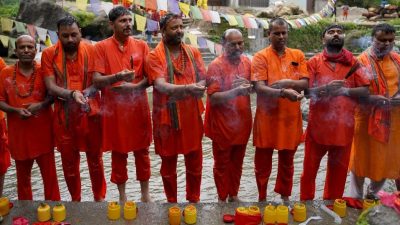 सुन्दरी जलमा बोलबमका श्रद्धालु
