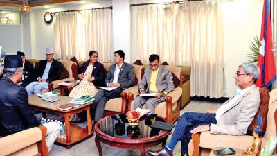 प्रधानमन्त्रीलाई टीआरसीसम्बन्धी कार्यदलले प्रतिवेदन बुझाउँदै