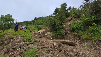 जमिन चिरियेर खांदबारी रमितेका आठ घर पहिरोको उच्च जोखिममा
