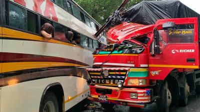सिमलतालमा भारतीय बस र ट्रक ठोक्किए