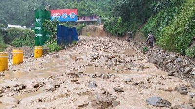 नागढुङ्गा सुरुङमार्ग नजिकै लेदो खसेपछि सडक दुईतर्फीनै अवरुद्ध