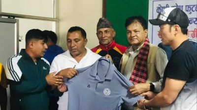 संखुवासभाका क्लबलाई कोशी प्रदेश फुटबल संघका उपाध्यक्ष न्यौपानेले दिए खेलकुद सामग्री
