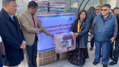 परराष्ट्रमन्त्रीद्वारा काभ्रेका बाढीपीडित गर्भवती र सुत्केरीलाई ब्लाङ्केट वितरण