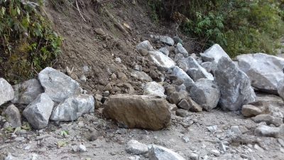 सुख्खा पहिरोले बिराटनगर – किमाथांका जोड्ने कोशी राजमार्ग अवरुद्ध