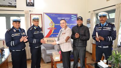 नबिल बैंकद्वारा उपत्यका ट्राफिक प्रहरी कार्यालयलाई २० थान मोबाइल प्रदान