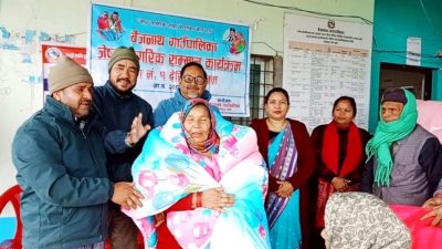 ज्येष्ठ नागरिकलाई फाइबर सिरक वितरण