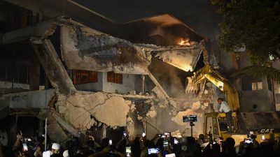 बङ्गलादेशका प्रदर्शनकारीद्वारा अपदस्थ नेतासँग सम्बन्धित भवन ध्वस्त