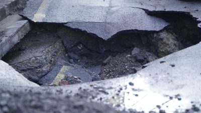थापाथलीमा मेलम्ची खानेपानीको पाइप फुट्यो, यस्तो छ अवस्था (तस्वीरहरु)