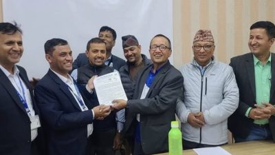 तलब माग्न बालेनको कार्यालयमा पुगे शिक्षकहरू