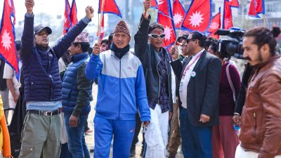 विमानस्थलबाहिर प्रदर्शन सुरु, राजसंस्थाको पक्षमा नाराबाजी
