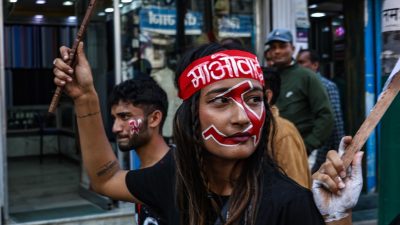 कुलमान हटाउने सरकारको निर्णयविरुद्ध माओवादीका जनसंगठनहरुले प्रदर्शन गर्दै