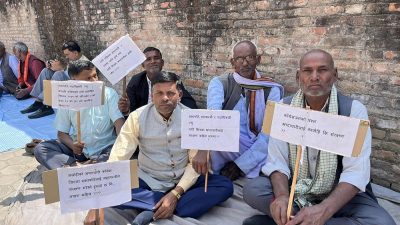 भ्रष्टाचारमा दोषी ठहरिएका जिल्ला सभापतिलाई बर्खास्तको माग गर्दै सानेपामा प्रदर्शन