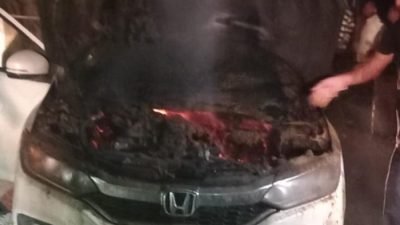 मकवानपुरमा बस दुर्घटना हुँदा १६ जना घाइते, गुडिरहेको कारमा आगलागी