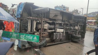 भक्तपुरको सल्लाघारीमा गाडी पल्टिँदा दुई जना घाइते