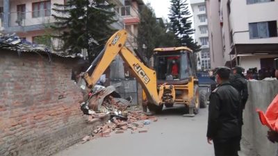 कवाड संकलन केन्द्रमा महानगरपालिकाको डोजर