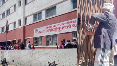 झण्डै २ वर्षदेखि तलब नपाएपछि खाँडाचक्र नगरपालिकामा १२१ कर्मचारीले लगाए ताला