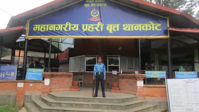 घाइते अवस्थामा थानकोट प्रहरी कार्यालयमा पुगे पुरूष