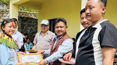 नियमित विद्यालय उपस्थिति हुने विद्यार्थी सम्मानित