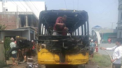 विद्यार्थी बोकेर गुडिरहेको स्कुल बसमा आगो लाग्यो