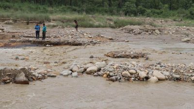 वर्षाले विभिन्न राजमार्गका छ स्थानमा सडक अवरुद्ध