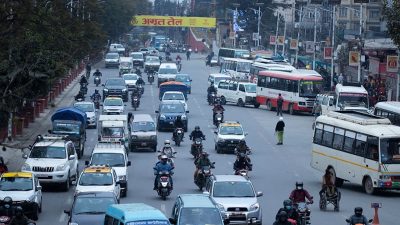 व्यवसायीले आन्दोलन स्थगित गरेसँगै चल्न थाले सार्वजनिक यातायात (तस्विरहरु)