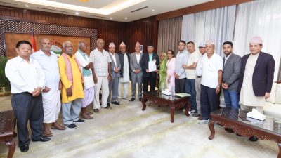 कोशीटप्पु वन्यजन्तु आरक्षका विस्थापित परिवारको प्रधानमन्त्रीलाई ज्ञापन