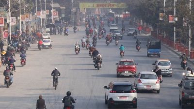 राइड सेयरिङको विरोधमा सार्वजनिक यातायात बन्द , यात्रीहरु मर्कामा