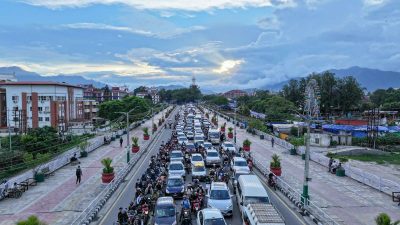 उफ ! सिंहदरबार क्षेत्रमा सधैँको जाम (तस्बिरहरू)