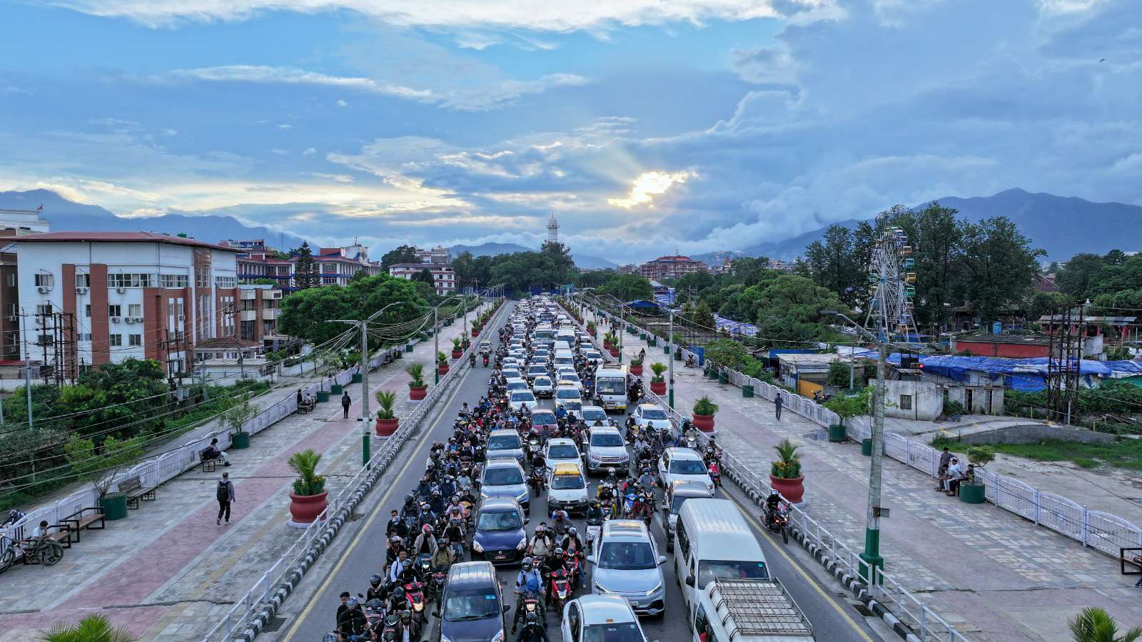 उफ ! सिंहदरबार क्षेत्रमा सधैँको जाम (तस्बिरहरू)