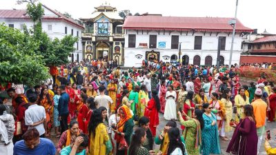 साउनको पहिलो सोमबार : पशुपतिमा बिहानैदेखि भक्तजनको भीड
