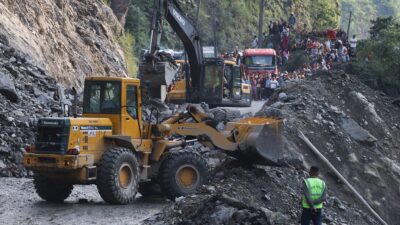 पहिरो पन्छाएपछि खुल्यो मुग्लिन–नारायणगढ सडकखण्ड