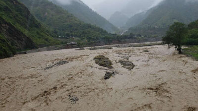 रोशी खोलाले बिपी राजमार्ग बगाएपछि आवागमन ठप्प, बनाउन कम्तीमा एक हप्ता लाग्ने