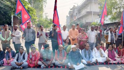 दिए ७ दलीय गठबन्धनका सांसदले सडकमा धर्ना