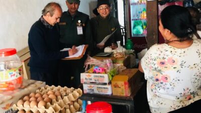 खाँदबारीमा बजार अनुगमन, अखाद्य र म्याद गुज्रेका सामग्री बरामद