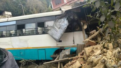 जहरसिंह पौवाबाट काठमाडौं तर्फ आउँदै गरेको बस दुर्घटना , २० जना भन्दा बढी घाइते