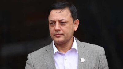 सभामुख डीपी अर्यालको गाडीसँगै अगुवा र पछुवा गाडीमा ट्राफिकले काट्यो&hellip;