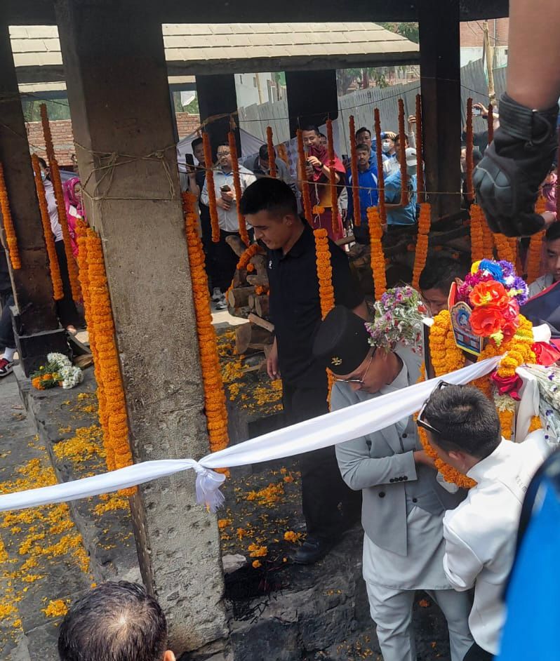 तारकेश्वरमा सवारी दुर्घटनामा परी ज्यान गुमाएका ट्राफिक  इन्स्पेक्टर अभयको अन्त्येष्टि, गृहमन्त्रीले हाले शवमा काँध