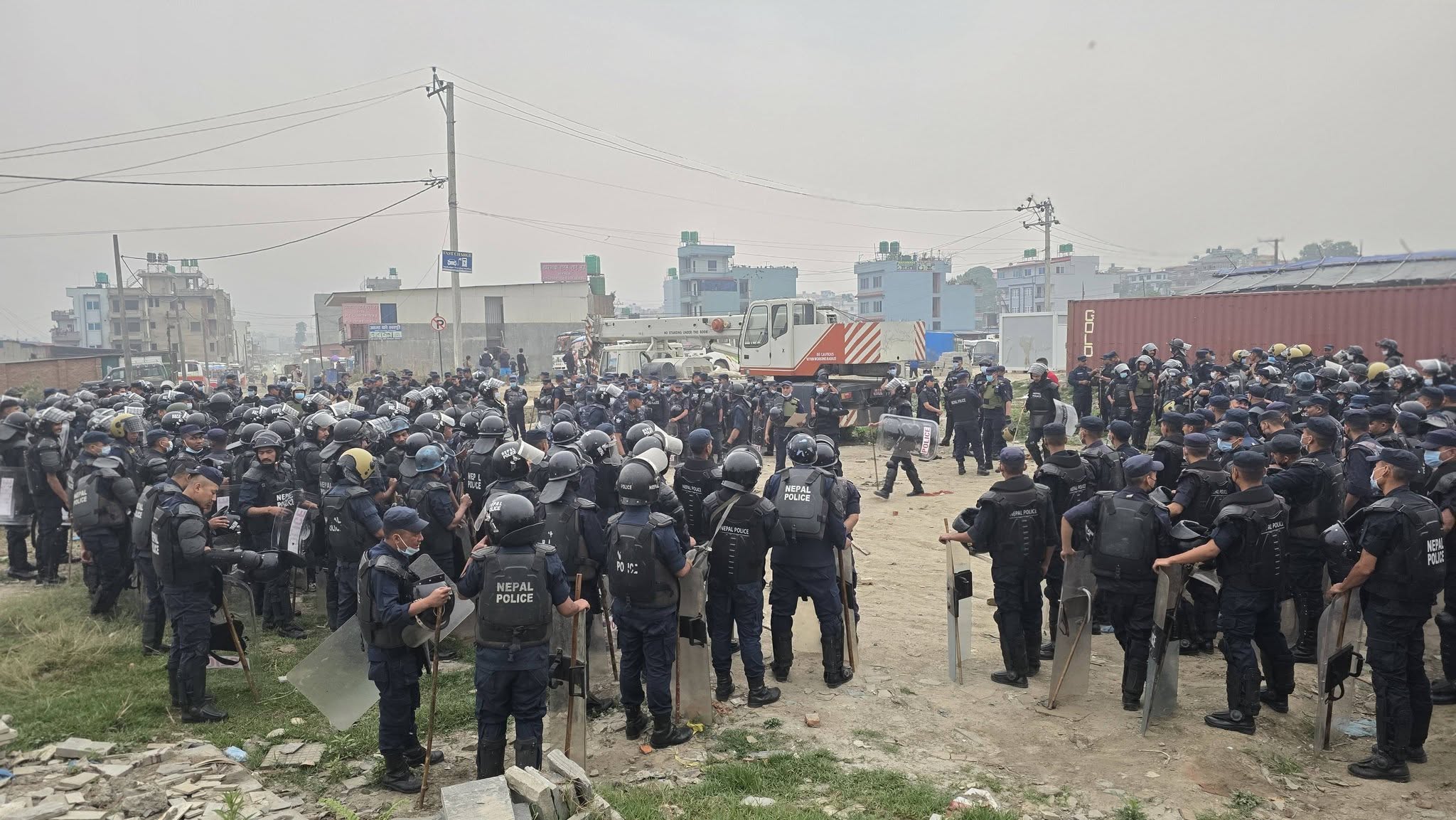 मनोहरा क्षेत्रको सुकुम्बासी बस्ती हटाउन ठूलो संख्यामा प्रहरी परिचालन