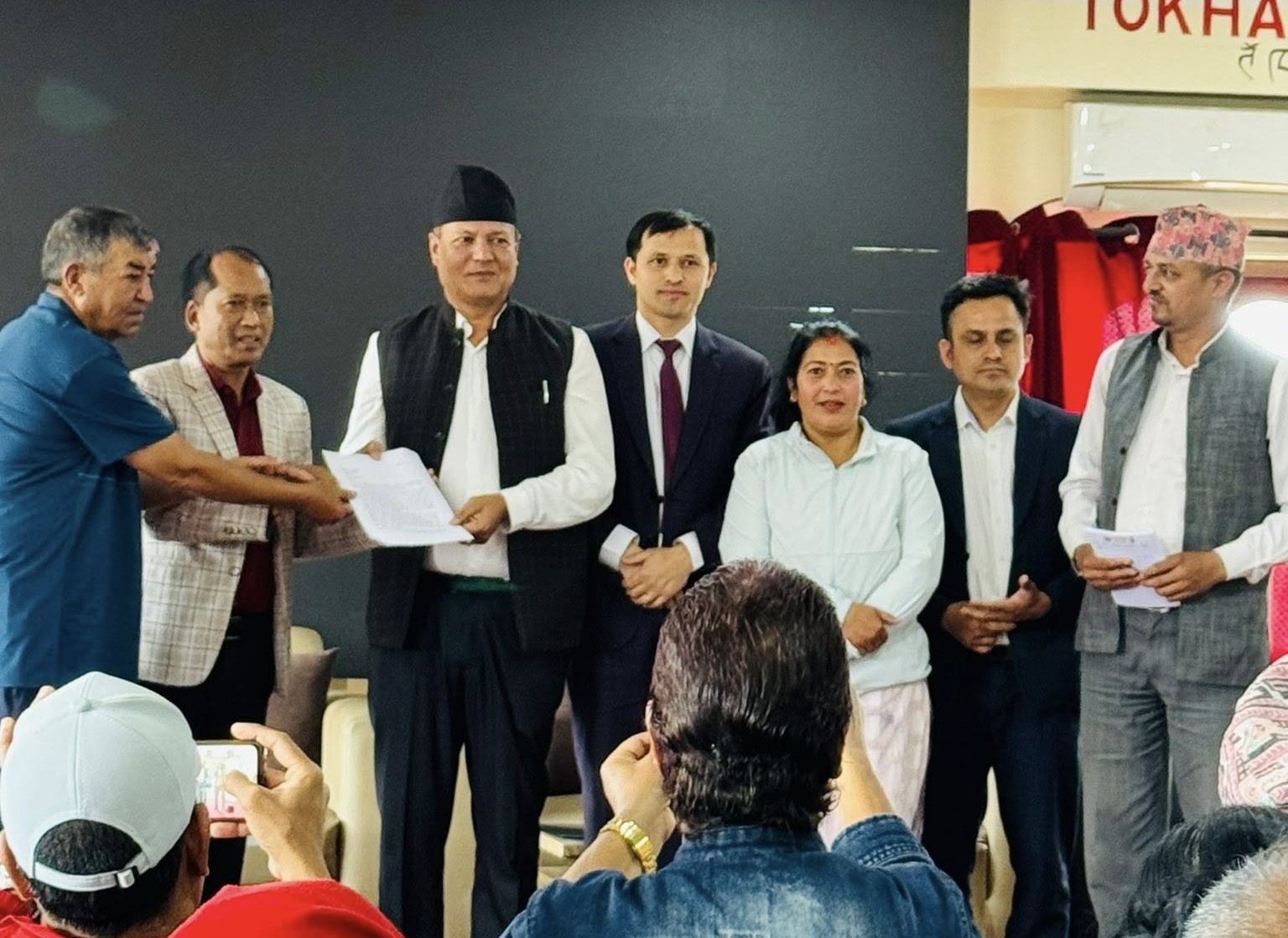 सडक विस्तारको नाममा टोखाको अस्तित्व संकटमा नपार्न स्थानीयको नगरपालिकालाई ज्ञापनपत्र