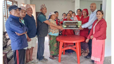 महिला भजन समूहलाई एमाले खाँदबारी नगर कमिटीद्वारा हार्मोनियम हस्तान्तरण