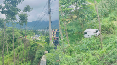 टोखाको मालुङमा भ्यान दुर्घटना , करिब ३० मिटर तल खस्यो
