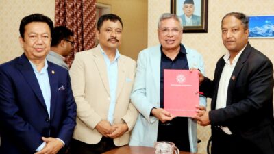 चेम्बरद्वारा उद्योगमन्त्रीलाई व्यापारिक उधारो असुलीसम्बन्धी विधेयकको प्रारम्भिक मस्यौदा हस्तान्तरण